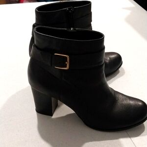 Cole Haan black leather ankle boots EUC like new